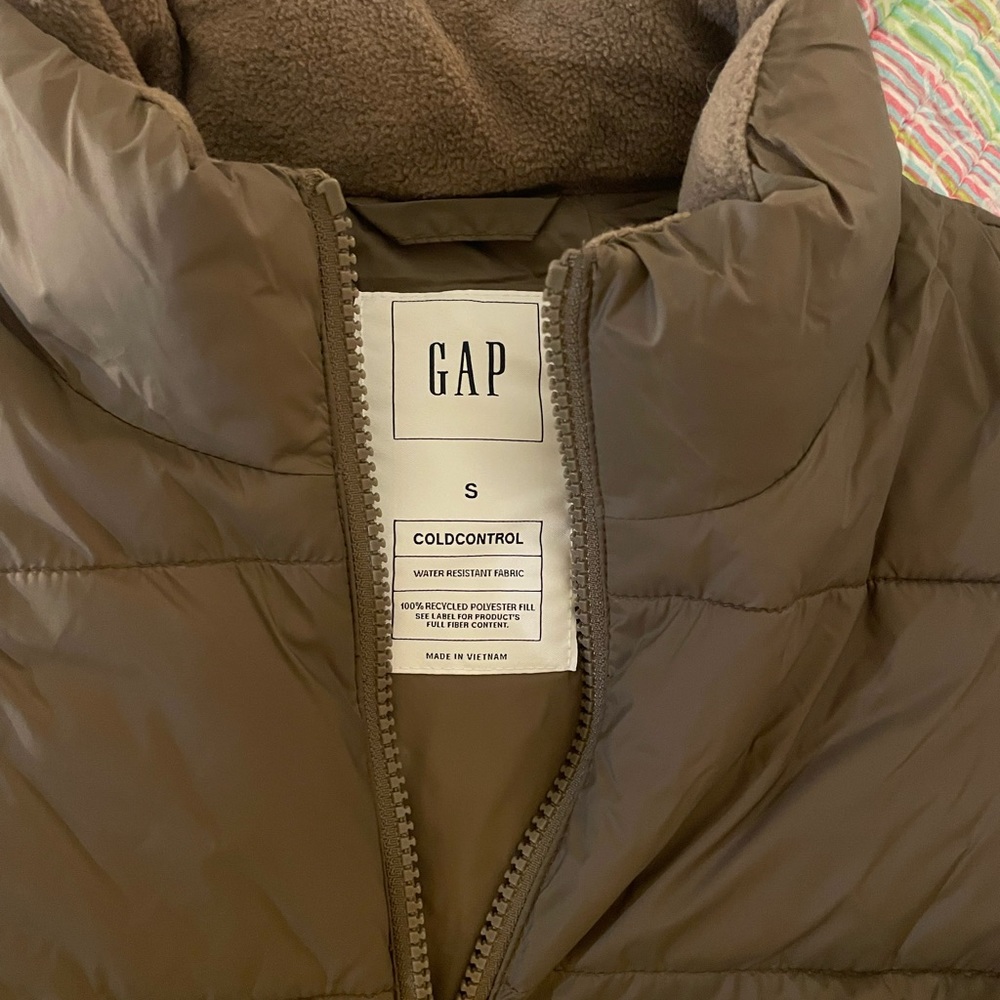 Gap Taupe Cold Control Puffer Vest in Small